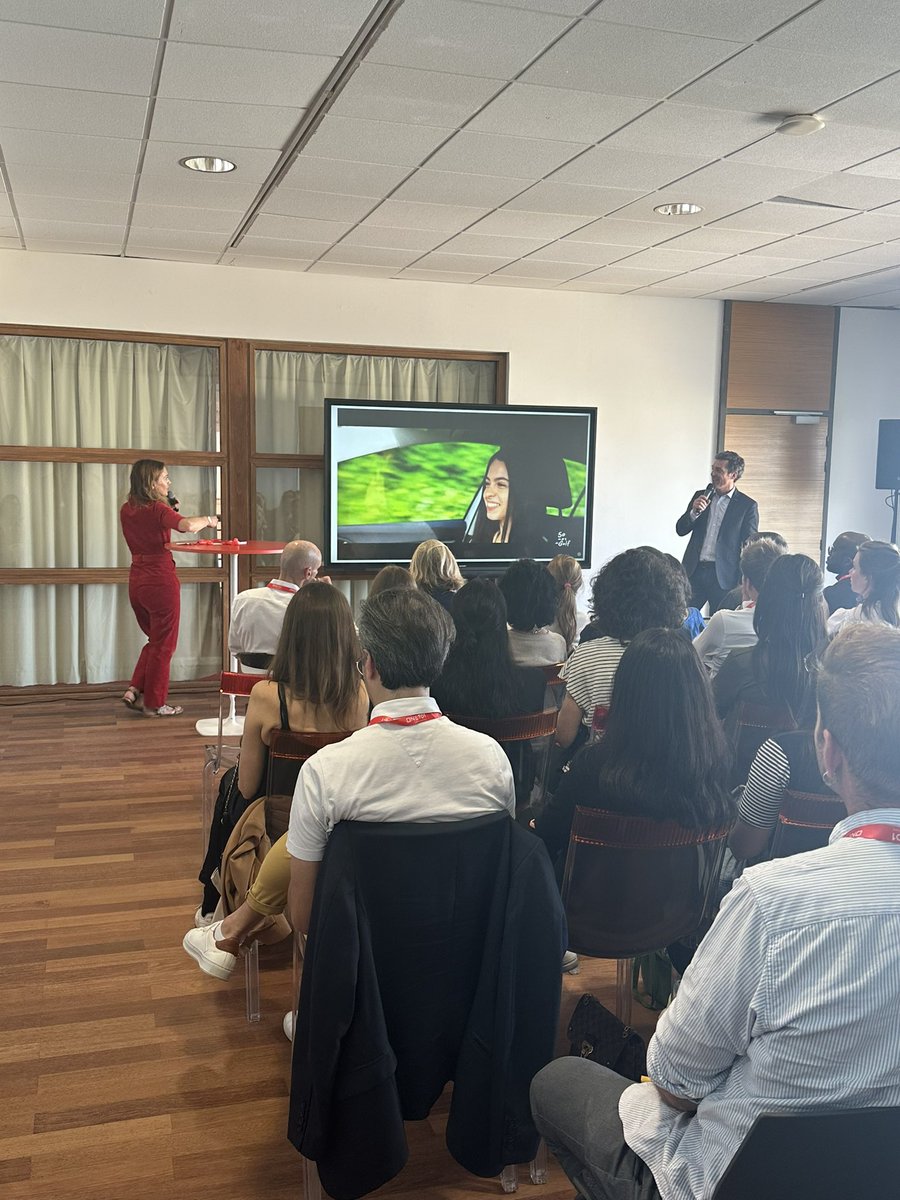 Conférence « Le contenu : assez de mots, place à la pratique » animée par Charlotte Bricard et avec Antoine Gaston Bricard de Volkswagen fait salle comble ! ✨ #1to1ExpClient