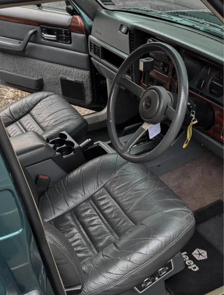 Suka Mobil Tua tweet media