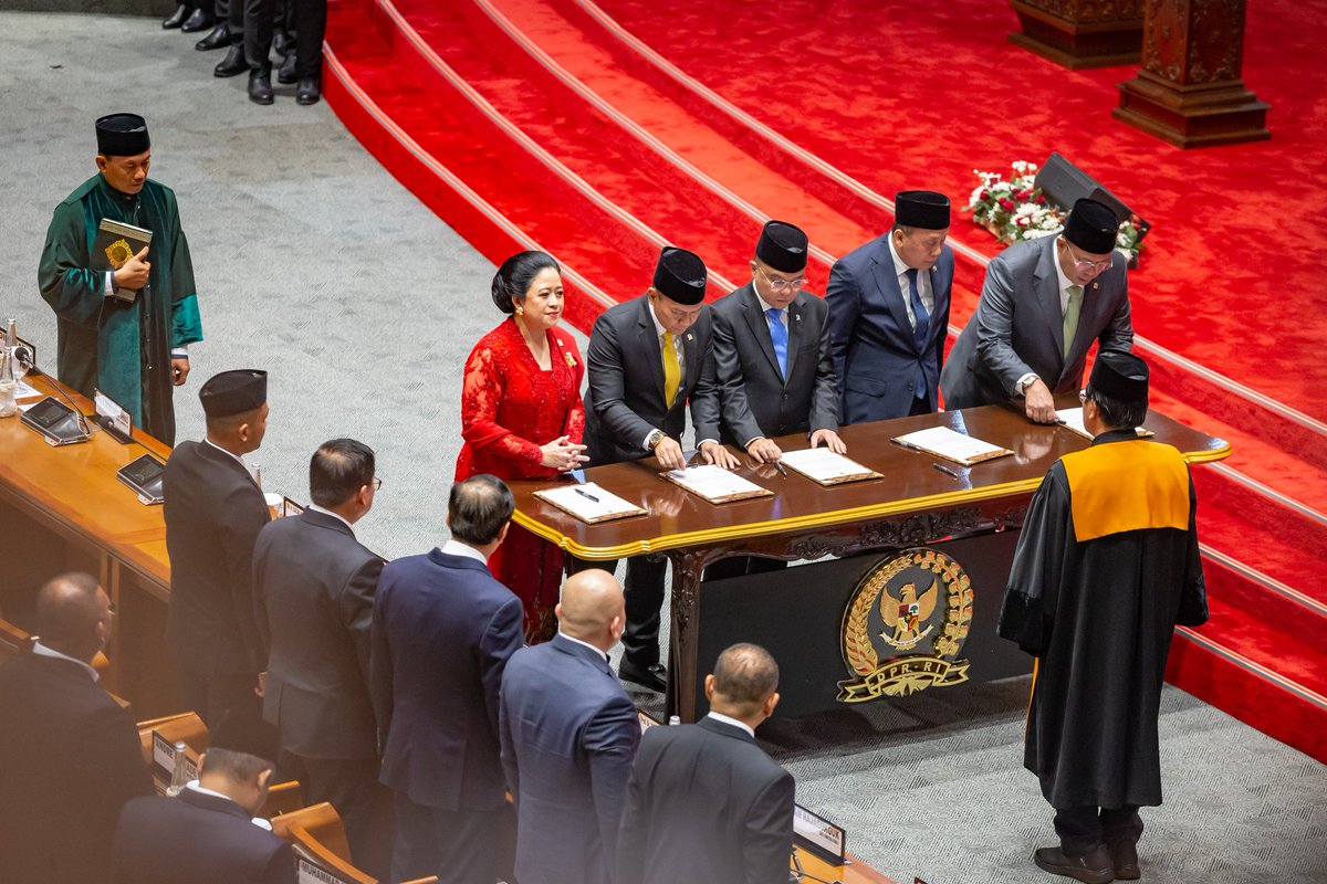 Alhamdulillah kembali mendapat amanah sebagai Ketua DPR RI 2024-2029… 🙏🏼

Bagi saya ini adalah panggilan sejarah untuk dapat memberi manfaat pengabdian lebih besar lagi kepada tanah air, bangsa dan negara… 🇮🇩

Semoga kerja bersama ini mampu mewujudkan DPR RI menjadi parlemen