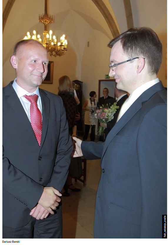 Bob57PL's tweet photo. 💢Dariusz Barski urodzony 27 lutego 1968 w Poddębicach ma dopiero 56 lat, a od wielu lat pobiera niezasłużoną wysoką emeryturę. Jest gówniarzem w stosunku do ludzi, którzy ciężką pracą do 65 roku życia, starają się dożyć chwili kiedy wreszcie będą mogli odpocząć.

Barski co kilka lat spiskuje z szefem przestępczej grupy Zbigniewem Ziobro, to wracając na jakiś fotel, to znowu ciesząc się lenistwem bogatego emeryta, rozbijającego się w skórze drogimi motocyklami.

Myślę, że wystarczy i trzeba tego młodzika pozbawić niezasłużonej emerytury. Bo to wstyd wobec milionów uczciwie pracujących Polek i Polaków ‼️