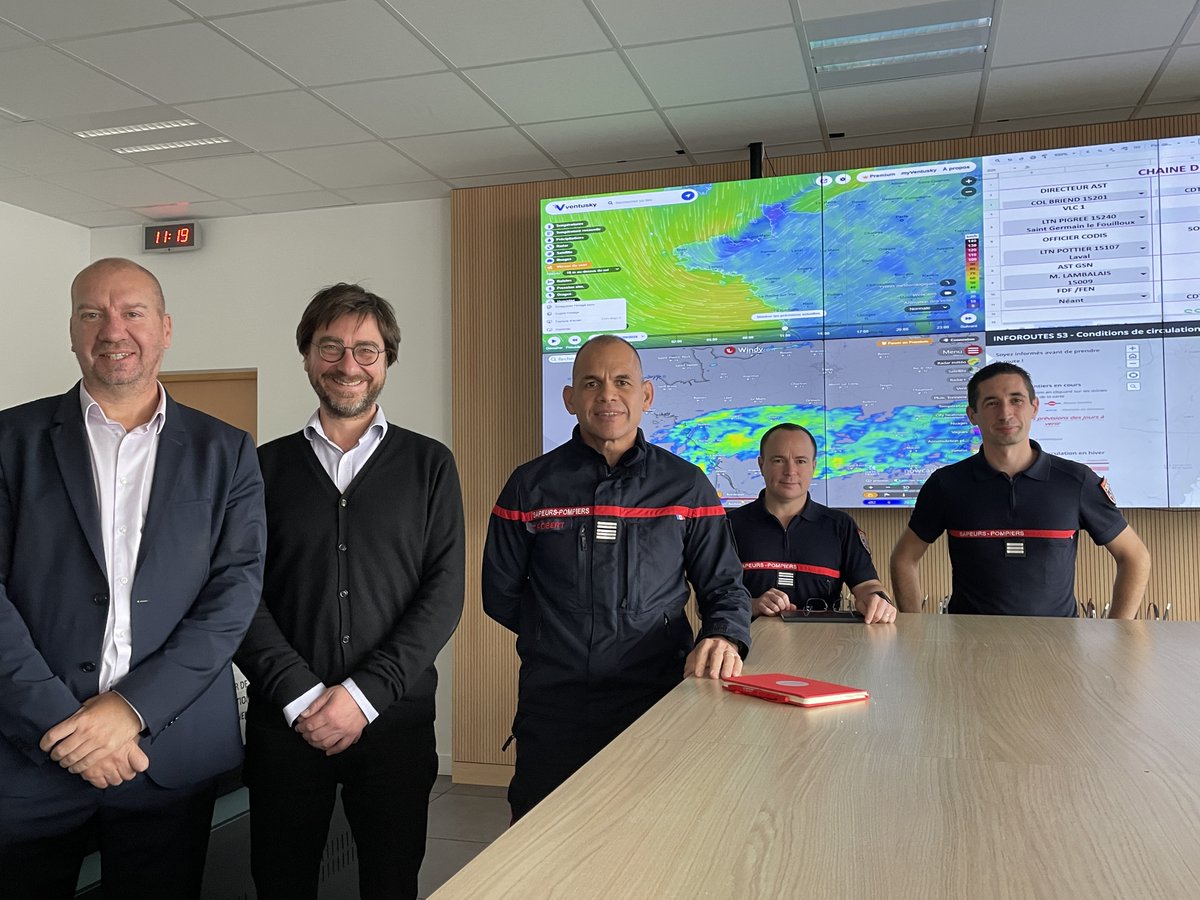 sdis53's tweet image. Ce jour à l&apos;État-Major, présentation aux équipes du #SDIS 5⃣3⃣ du logiciel #NexSIS18_112  développé par @ANSC_Fr avec  @PierreCasciola et @MarciniakY84120. Puis, visite du #CODIS 53. Echanges riches autour d&apos;une solution numérique qui ouvre une nouvelle ère pour les #Pompiers.