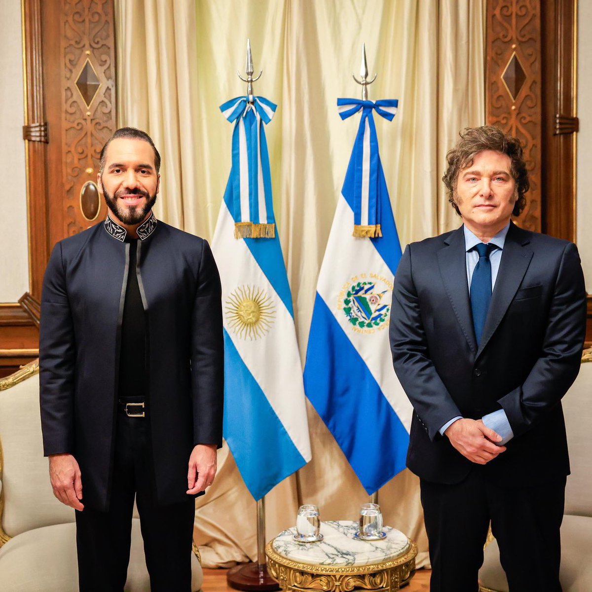 Unos pocos vieron que estaba el presidente de un país muy pequeño y el presidente de un país muy grande.

Pero toda Latinoamérica lo que vio es que estaban dos grandes líderes de dos grandes naciones.

Porque presidente no es lo mismo que líder; y país no es lo mismo que nación