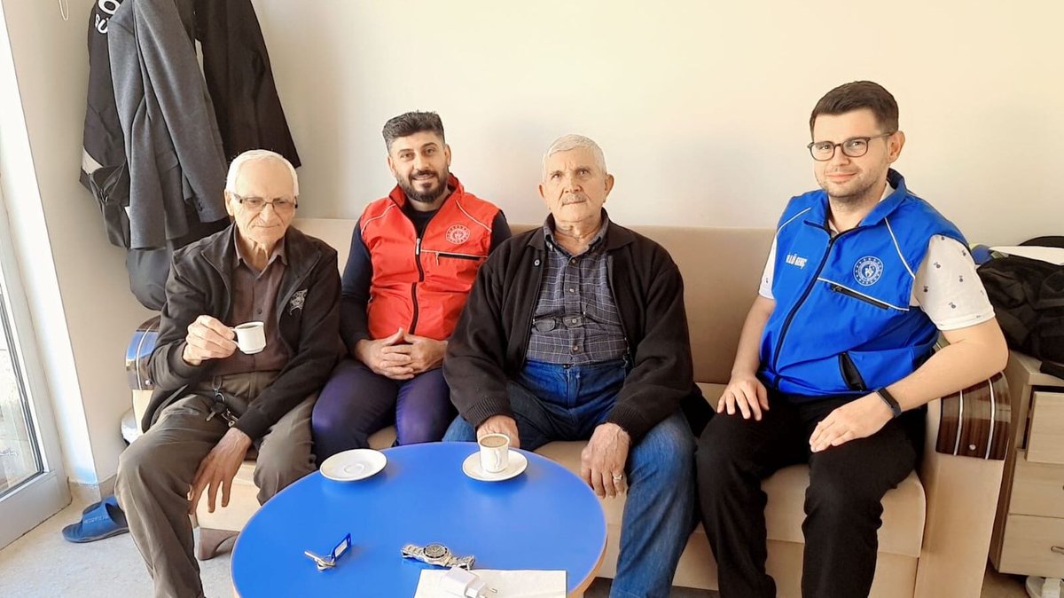 Tunceli Çemişgezek Gençlik Merkezi (@gsb_cemisgezkgm) on Twitter photo “Yaşlılarımızın sevgisi ve deneyimleri, hayatın en değerli hazinelerindendir.” Bizlere tecrübeleri ile ışık tutan tüm büyüklerimizin 1 Ekim Dünya Yaşlılar Gününü kutlarız. <a href="/OA_BAK/">Dr. Osman Aşkın Bak</a> <a href="/gencliksporbak/">Gençlik ve Spor Bakanlığı 🇹🇷</a> <a href="/GSBgenclik/">Gençlik Hizmetleri</a> <a href="/lokmanekinci1/">Lokman EKİNCİ</a> “Yaşlılarımızın sevgisi ve deneyimleri, hayatın en değerli hazinelerindendir.” Bizlere tecrübeleri ile ışık tutan tüm büyüklerimizin 1 Ekim Dünya Yaşlılar Gününü kutlarız. <a href="/OA_BAK/">Dr. Osman Aşkın Bak</a> <a href="/gencliksporbak/">Gençlik ve Spor Bakanlığı 🇹🇷</a> <a href="/GSBgenclik/">Gençlik Hizmetleri</a> <a href="/lokmanekinci1/">Lokman EKİNCİ</a>