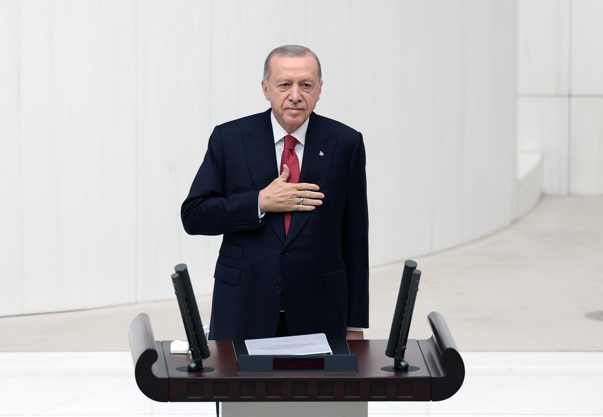 RTErdogan's tweet photo. Türkiye Büyük Millet Meclisinin 28’inci Dönem 3’üncü Yasama Yılı’nın ülkemize, milletimize hayırlı olmasını diliyorum.

Milletimize hizmet edecek siyasi partilere, tüm milletvekili arkadaşlarımıza ve Meclisimizin çalışanlarına yeni yasama yılında başarı dileklerimi iletiyorum.   

104 yıllık tarihi boyunca Meclisimizde görev yapmış milletvekillerimizden ebediyete irtihal edenlere Mevla’dan rahmet diliyorum.

Büyük Millet Meclisimizin ilk başkanı, Cumhuriyetimizin kurucusu Gazi Mustafa Kemal Atatürk’ü ve Kurtuluş Savaşımızın tüm gazi ve şehitlerini bugün bir kez daha saygıyla yâd ediyorum.

14 Mayıs 2023’te milletimizin takdiriyle teşekkül eden 28’inci dönem Meclisimiz, ilk 2 yasama yılında gerçekten yoğun bir faaliyet içinde oldu.

Meclisimizin tüm mensuplarına şahsım ve milletim adına şükranlarımı ifade etmek istiyorum.

Bu yıl ve önümüzdeki yasama yıllarında da Meclisimiz gayretli, özverili bir çalışma dönemi geçirecek, inşallah milletimizin ihtiyacı olan kanunları çıkaracaktır.

Yeni yasama yılının uyum, uzlaşma, karşılıklı anlayış ve hoşgörü içinde tüm milletvekilleri ile aziz milletimiz için hayırlı, bereketli, verimli bir yıl olmasını Cenab-ı Allah’tan niyaz ediyorum.