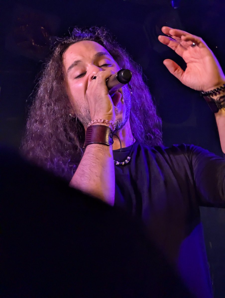 hantoky's tweet image. RHAPSODYofFIRE
前回が19年なので5年ぶりの来日。会場も同じ場所でした。ツアーシャツは売り切れてたし客はずっと大合唱してるしでメンバーは終始にこやかでした。終了後も外で一部メンバーがサインしていたりとサービスてんこ盛りでしたよ✨️