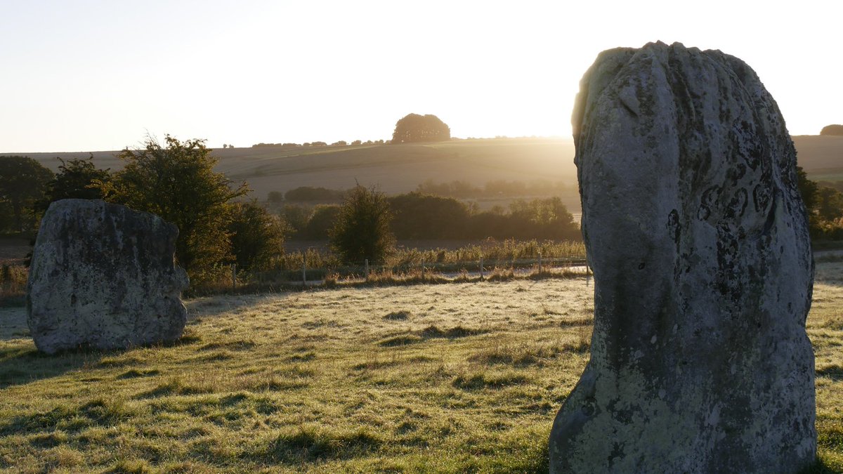 Autumn is in the air at #Avebury 🍂 

Bring on the colours, the morning light, the misty starts.