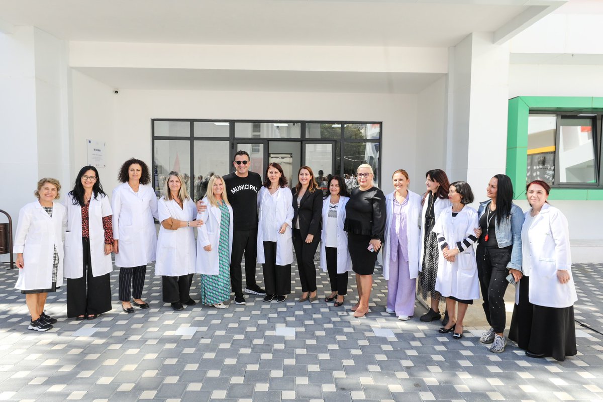 “Emin Duraku” 🏫 ka dalë një super shkollë 👌🏻, më e madhe dhe më e bukur seç ishte, por edhe më e fortë. 🥰 

Jam krenar për revolucionin që kemi bërë me shkollat, kopshtet dhe çerdhet e Tiranës 👧🏻👩🏻‍🎓, e mezi pres të nisim nga puna për 📍 “Edith Durham” dhe “Petro Nini Luarasin”.