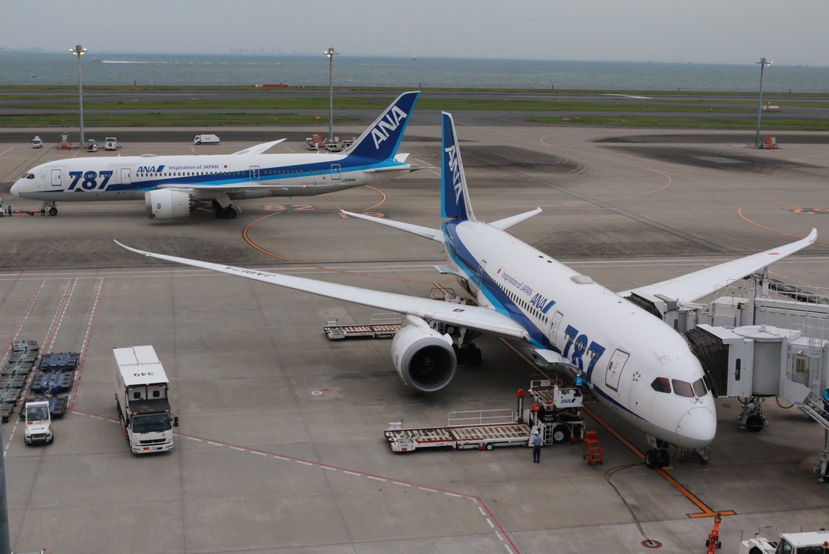 technojumbo747's tweet photo. #飛行機を2機一緒に撮りました
平凡で退屈な日常の光景だったのに今では思い出の1ページ
そんな懐かしの過去写真をたまに振り返ってみるのも良いかもしれませんね https://t.co/ivukQhTN7S