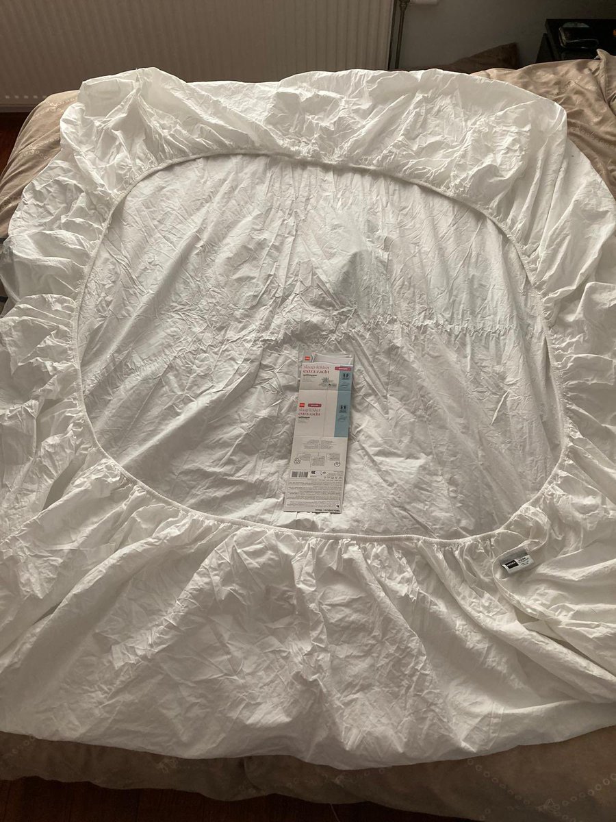 Splittopper hoeslaken besteld bij <a href="/HEMA/">HEMA</a> . Komt binnen , ik stop het in de was zonder naar te kijken. Wil bed opmaken. Eh waar is de split? Probeer HEMA te bellen. Keuze menu werkt niet en bot kan geen mens regelen en timed out. Surrealistisch, toch niet echt HEMA voor mij.