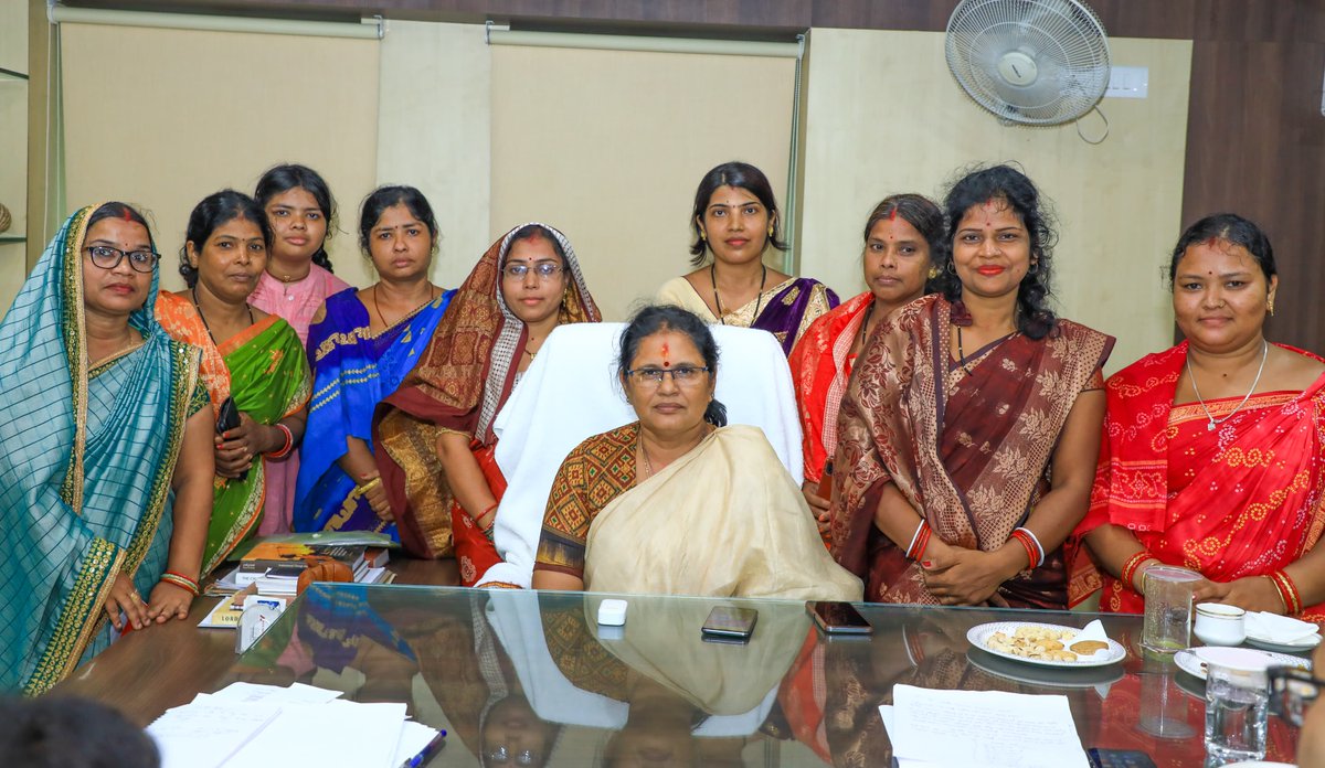 PravatiPOdisha's tweet photo. ଓଡ଼ିଶା ଜୀବିକା ମିଶନ ଅଧିନସ୍ଥ GPLFର କର୍ମଚାରୀମାନେ ସାକ୍ଷାତ କରି ବିଭିନ୍ନ ସମସ୍ୟା ଉପରେ ଅବଗତ କରାଇଲେ |
#jeevikamission https://t.co/3bhFFFWGH9