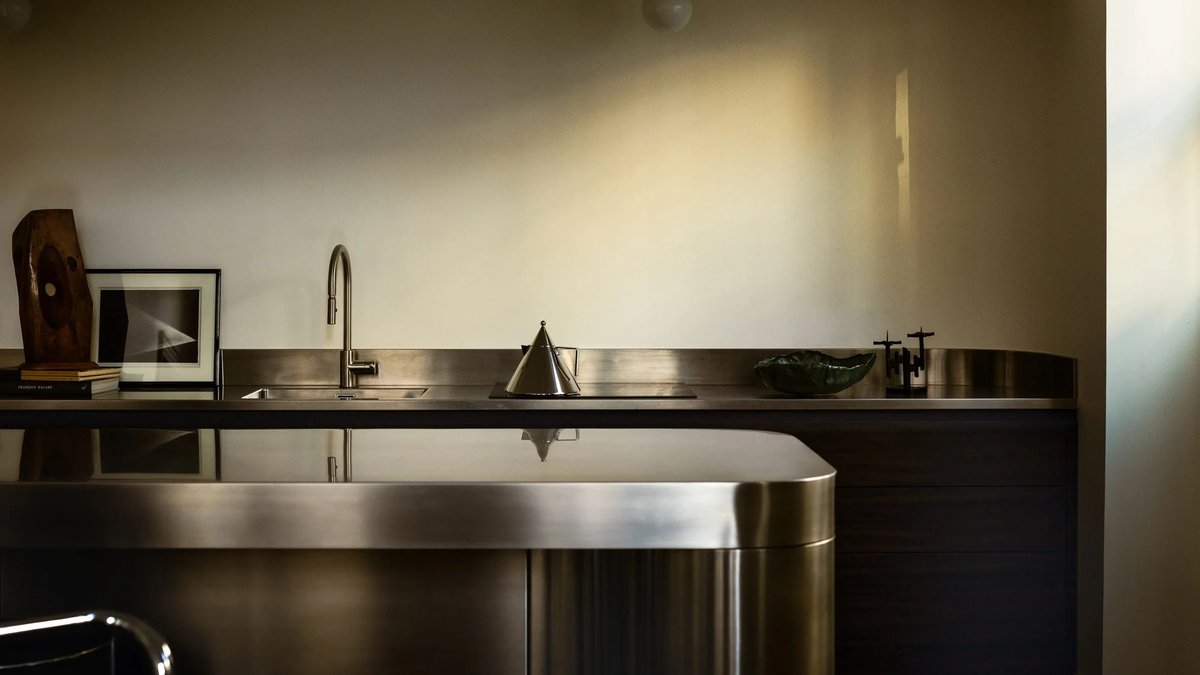 TNInteriors_'s tweet photo. Paris apartment merges "minimalism with the grandeur of Napoleon-era architecture"

French architect Joris Poggioli has renovated his Paris apartment , aiming to preserve its historic features while inte...

Check out the full story 👉 https://t.co/qO5qyvnf1S (@dezeen)

#interior https://t.co/5QxNmQioFb