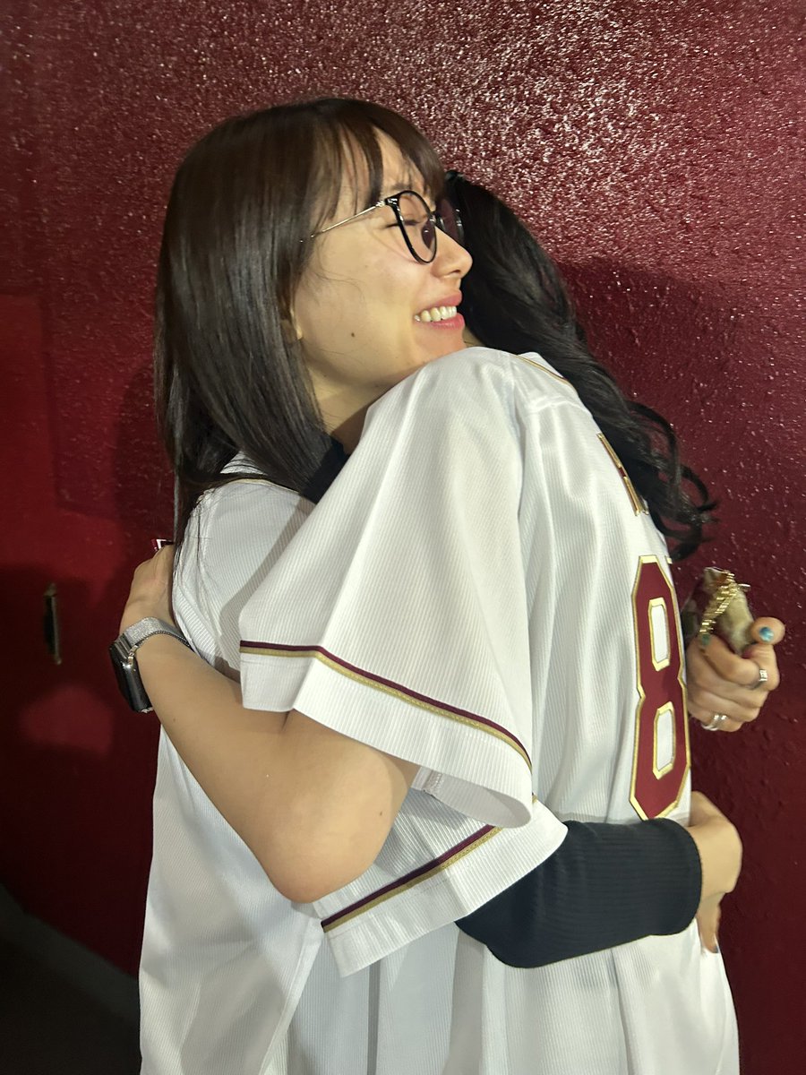 wtnb8787's tweet photo. 始球式の夢が叶ったことを
一緒になって喜んでくれて
事前にアドバイスもくれた
優しすぎる亜佑美ちゃん⚾️

なんと、楽パに応援に来てくれたの🥺💙

投球終わり、嬉しすぎて
ロケでもしたことがないハグをした😂

きっと次回のロケでは
いつもの距離感に
戻っていることでしょう🤣💙🧡

#RakutenEagels https://t.co/TC8YstiFMm