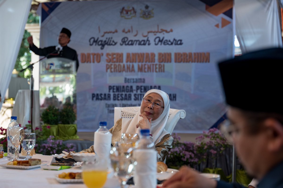 anwaribrahim's tweet photo. Usai Istiadat di Istana Negeri, Kubang Kerian, saya langsung ke Pasar Besar Siti Khadijah bagi bertemu para peniaga dan warga Kelantan.

Saya zahirkan penghargaan kepada komuniti peniaga di Pasar Besar Siti Khadijah dan menyentuh keperluan untuk membangunkan lokasi ini sebagai hub ekonomi utama masyarakat setempat khususnya bagi penduduk Kota Bharu. 

Untuk itu, saya telah mengumumkan peruntukan sebanyak RM5.5 juta bagi kerja-kerja pembersihan, membaik pulih bumbung dan tandas, mengecat bangunan Pasar Besar Siti Khadijah serta kerja-kerja pendawaian elektrik.

Saya percaya proses naik taraf mercu ikonik negeri Kelantan ini mampu memberi manfaat kepada semua peniaga dan para pengunjung.

Dalam kesempatan sama, saya turut umumkan Kerajaan MADANI memperuntukkan RM8 juta bagi menampung kos projek membina dan menyiapkan Pusat Dialisis Yayasan Sultan Kelantan Darul Naim. Peruntukan ini akan disalurkan melalui Jabatan Kerja Raya Negeri Kelantan. 

Insya-Allah, saya dan rakan-rakan pimpinan akan terus bekerja keras serta bekerjasama membantu rakyat negeri Kelantan.

#MalaysiaMADANI
