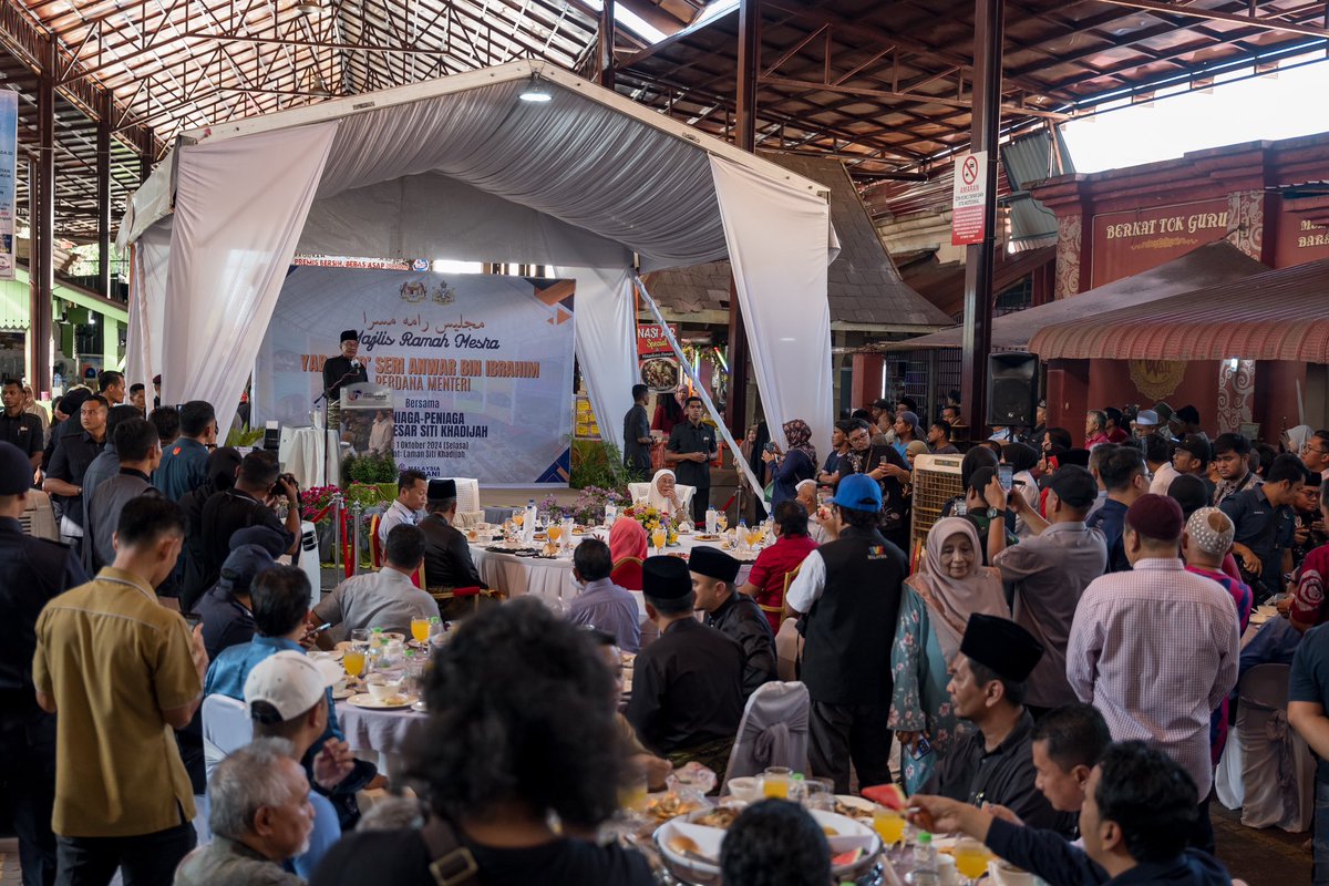 anwaribrahim's tweet photo. Usai Istiadat di Istana Negeri, Kubang Kerian, saya langsung ke Pasar Besar Siti Khadijah bagi bertemu para peniaga dan warga Kelantan.

Saya zahirkan penghargaan kepada komuniti peniaga di Pasar Besar Siti Khadijah dan menyentuh keperluan untuk membangunkan lokasi ini sebagai hub ekonomi utama masyarakat setempat khususnya bagi penduduk Kota Bharu. 

Untuk itu, saya telah mengumumkan peruntukan sebanyak RM5.5 juta bagi kerja-kerja pembersihan, membaik pulih bumbung dan tandas, mengecat bangunan Pasar Besar Siti Khadijah serta kerja-kerja pendawaian elektrik.

Saya percaya proses naik taraf mercu ikonik negeri Kelantan ini mampu memberi manfaat kepada semua peniaga dan para pengunjung.

Dalam kesempatan sama, saya turut umumkan Kerajaan MADANI memperuntukkan RM8 juta bagi menampung kos projek membina dan menyiapkan Pusat Dialisis Yayasan Sultan Kelantan Darul Naim. Peruntukan ini akan disalurkan melalui Jabatan Kerja Raya Negeri Kelantan. 

Insya-Allah, saya dan rakan-rakan pimpinan akan terus bekerja keras serta bekerjasama membantu rakyat negeri Kelantan.

#MalaysiaMADANI