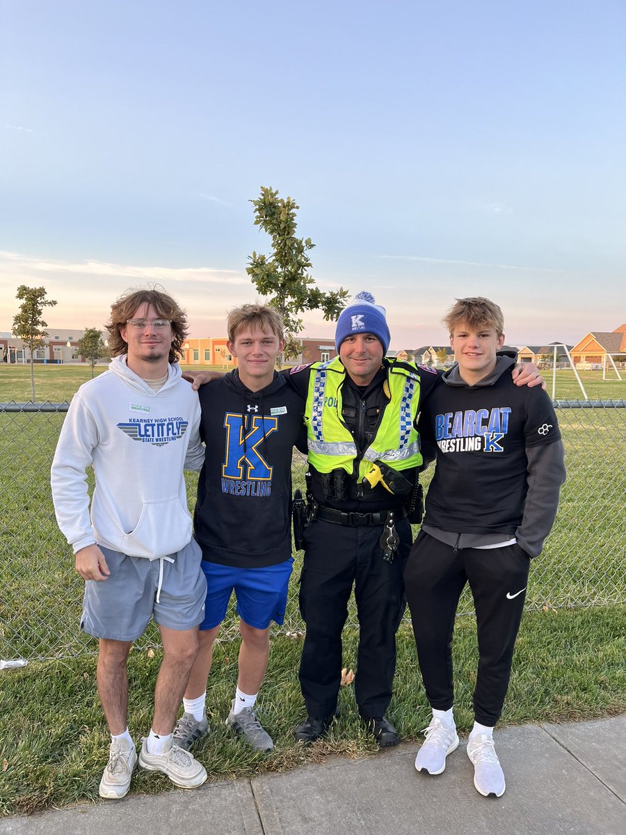 LtSmall335's tweet photo. Big thanks to our @kwrestling athletes for helping us greet kids to school this morning at Kenwood Elementary as part of their walk/bike to school day. Love this crew! 
@KearneyPolice 
@jameson_smallz 
@bryceabbey 
@KPD339 https://t.co/ofVfU38Pyg