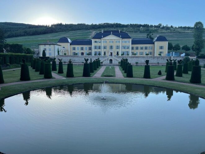 En parlant de dépense publique, quelques photos souvenirs du dernier « dîner des sommets » de <a href="/laurentwauquiez/">Laurent Wauquiez</a> : 100.000€ aux frais de la région, soit plus de 1.100€ par convive.

mediapart.fr/studio/portfol… <a href="/Mediapart/">Mediapart</a>