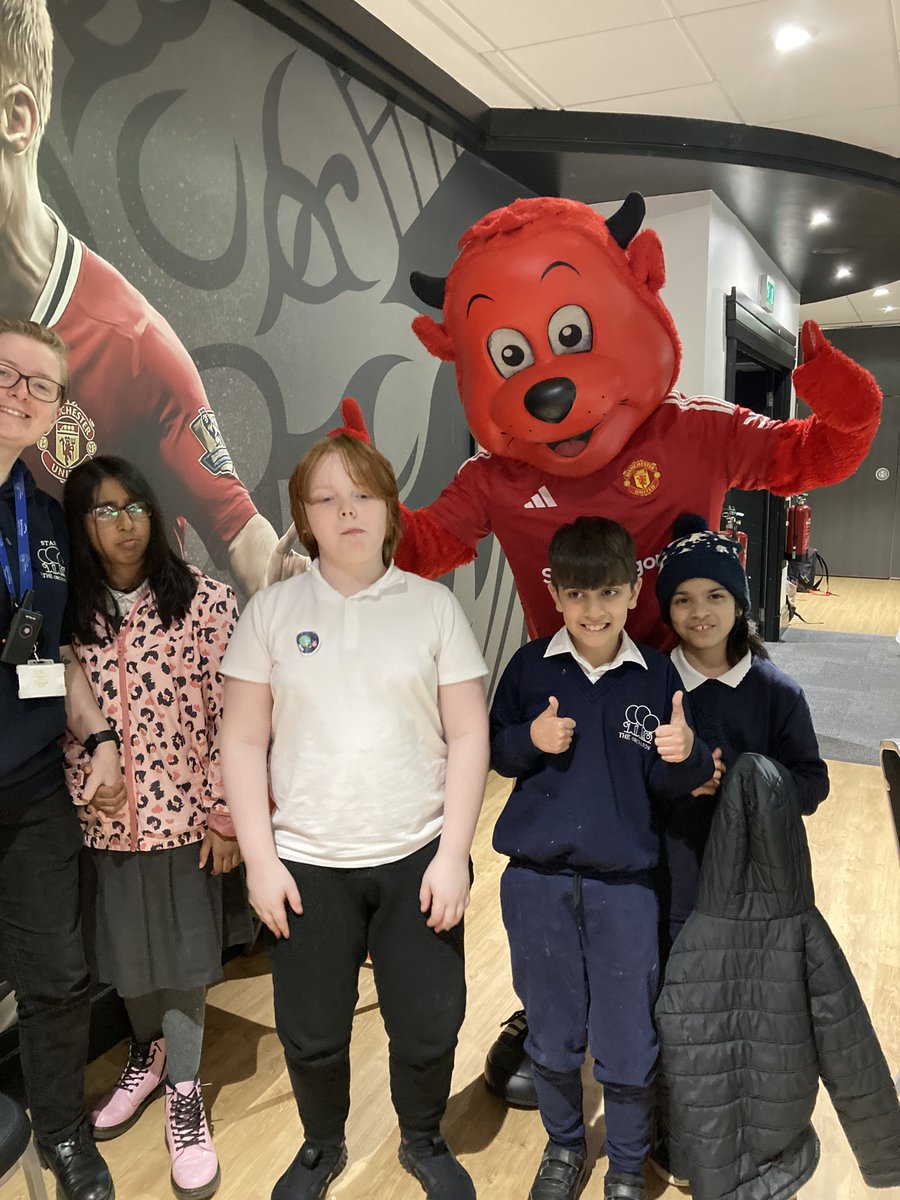 Orchards_School's tweet image. What an amazing day at Old Trafford on the eco reds trip! The children asked some fantastic questions and learned all about recycling. 🌱 #MU_Foundation #globalcitizens @BrightFuturesET