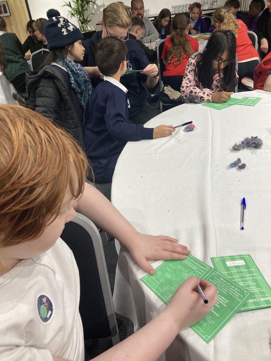 Orchards_School's tweet image. What an amazing day at Old Trafford on the eco reds trip! The children asked some fantastic questions and learned all about recycling. 🌱 #MU_Foundation #globalcitizens @BrightFuturesET