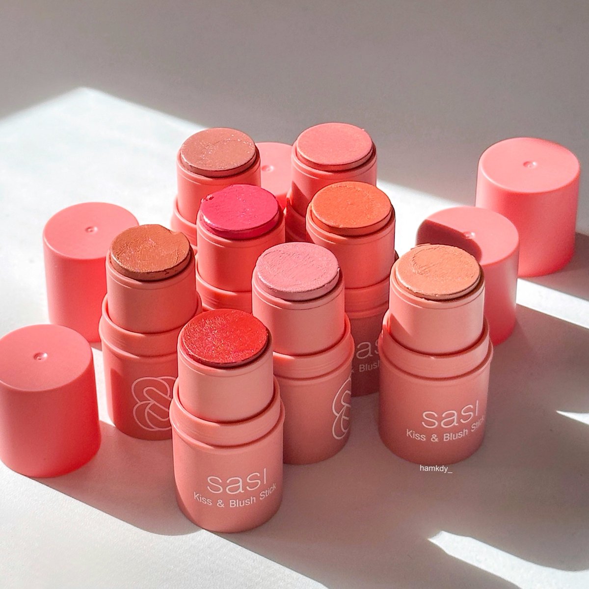 Hamkdy_'s tweet photo. จะเครซี่ ใครไปสะกิดบอก sasi ว่าให้ออกบลัชสติ๊ก Kiss &amp; Blush Stick สีนี้ สวยมากกก 05 first smile ชมพู neutral🧚🏻‍♀️🩷 ที่สีเข้ม ไม่ลอย แต่ลงแล้วหน้าโคตรสว่าง ชมพูที่จิงใจ ถูกต้อง ติดทนไม่ดรอป ทาได้แก้ม ตา ปาก แล้วเป็นครีมบลัชที่ไม่เหนียวเนอะหนะ สีติดทนอีก จาบ้าาาา https://t.co/EwWI2Gn6EV