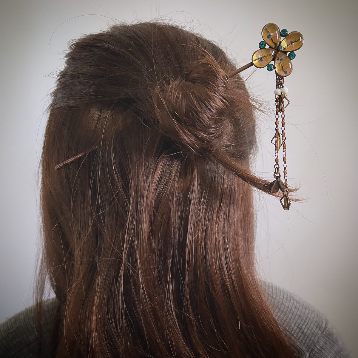 TAMARUSAN_en's tweet image. 🌿✨Announcement✨🌿
Our wooden hairpin featuring a resin part with a vine pattern is back in stock!
The warmth of natural wood combined with the elegance of vine designs makes it.
#Hairpin #WoodenAccessory #VinePattern #Elegant #JapaneseStyle #Restock