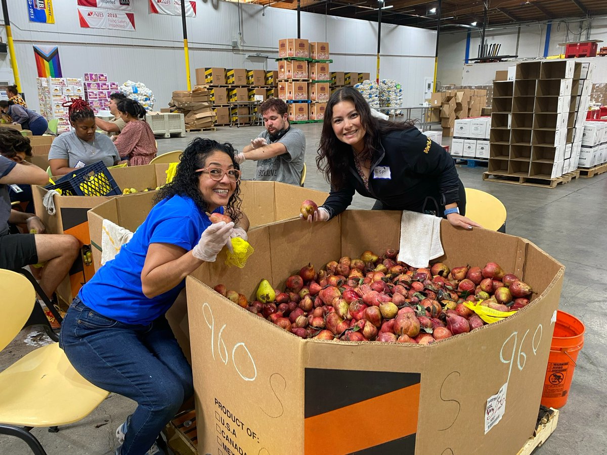 CloroxCo's tweet photo. As we close out #HispanicHeritageMonth, we look back on how our HOLA ERG shined a light on Latino culture, history and achievements. From a pinata-making experience to volunteering to combat food insecurity, the programming celebrated all that defines the community's experience. https://t.co/ligFp8tNoa