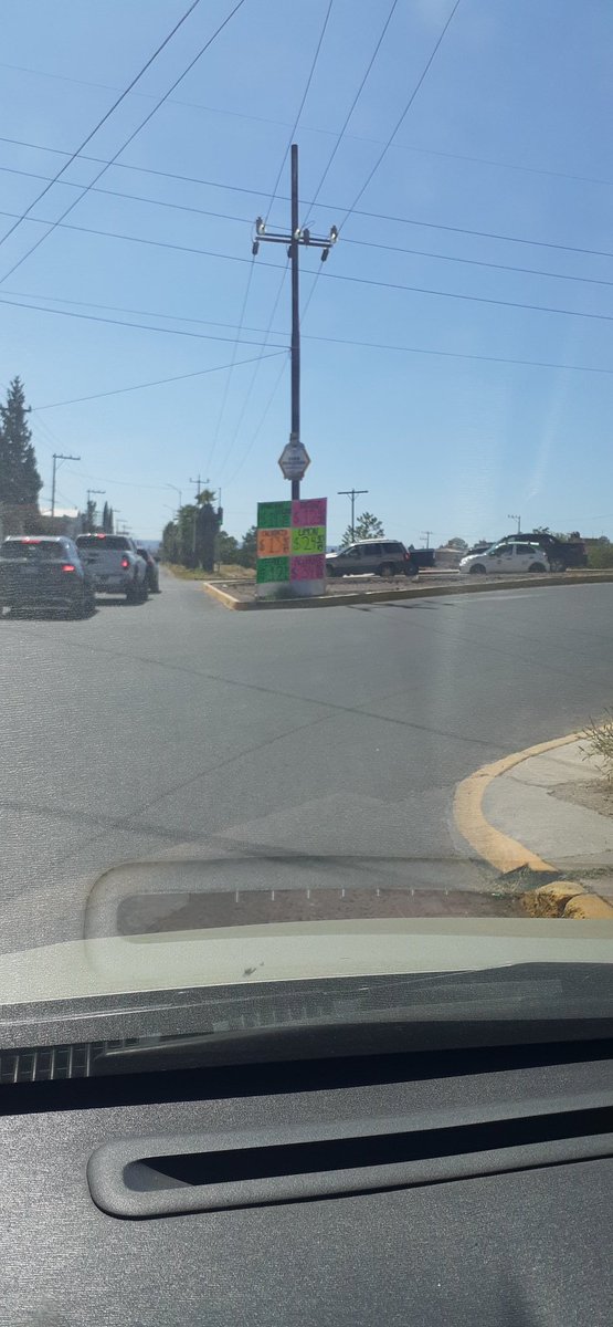 Recién enchulada por el <a href="/DurangoCap/">Municipio de Durango</a> la Av. Ferrocarril y Juan Pablo II, y ya regresaron los horrendos carteles. Una vueltecita para que valga la pena, así como.