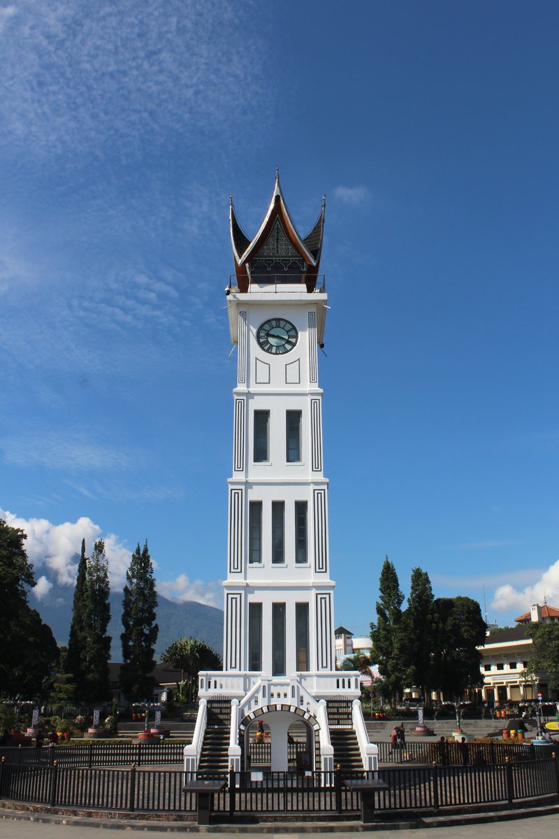detiksumut_'s tweet image. Jam Gadang, menara megah di Bukittinggi, Sumatera Barat, bukan hanya sekadar penunjuk waktu, tapi simbol kebanggaan! Dibangun antara 1925-1927, Jam Gadang memadukan sejarah, arsitektur unik, dan budaya lokal. 🌍✨

[THREAD]

#detikSumut #JamGadang #Bukittinggi
