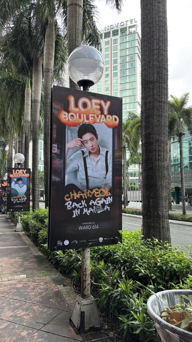 loeyheartsclub's tweet photo. chanyeol lamp post banners are already up at araneta 🤩🍒🩶 https://t.co/K68snCfERu