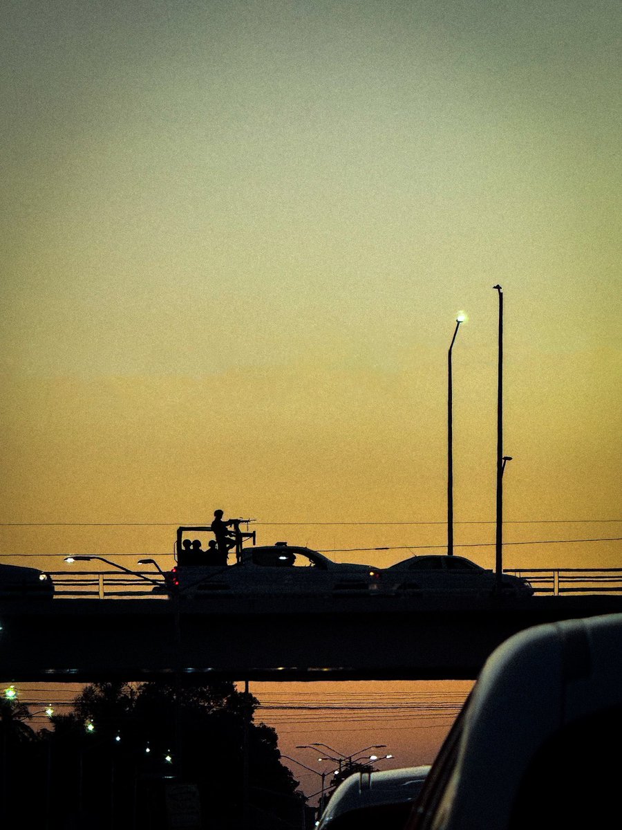 TheWonderLuis's tweet photo. En Culiacán, el atardecer pinta el cielo de calma, mientras las sombras revelan una guerra que nunca termina donde la paz es tan efímera como el último rayo de sol. https://t.co/SpsrkdQaNY
