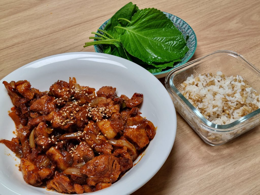 fresh_edamame's tweet photo. 고추장 목살 구이
잘 구워진 비계부분이 맛있어서 힘들다..
깻잎이 잘어울려 https://t.co/TxS57wnytg