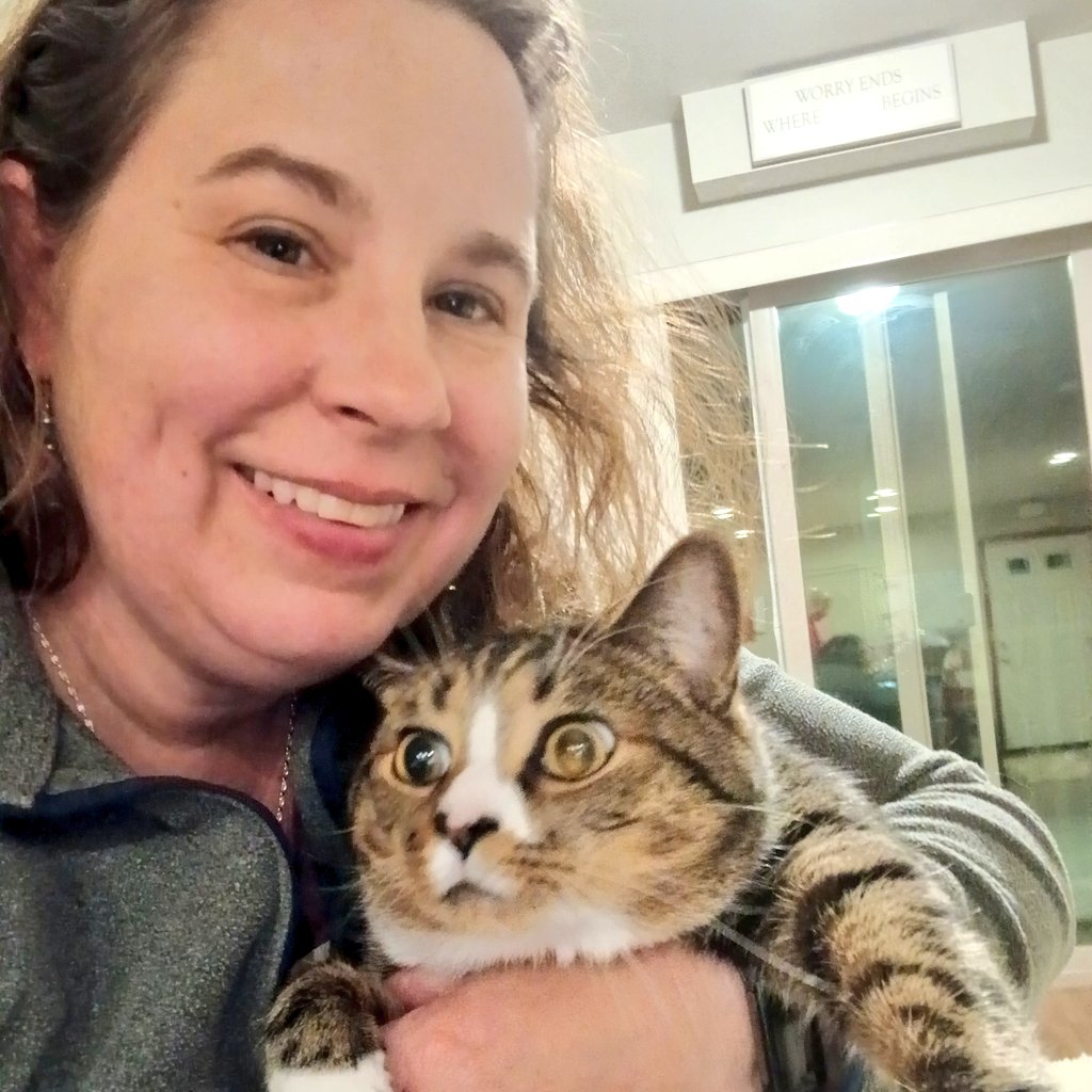 wineandhistory's tweet photo. Got together last night with my friend Tiffany last night! Her cat was a bit traumatized by my love... #cats #startledcat #CatsOfTwitter https://t.co/8WmpfKqC4R