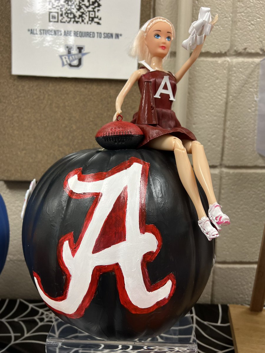 📣The pumpkin winner is… 🥁🥁🥁 <a href="/univofalabama/">univofalabama</a>!!! 👏👏👏 Way to go, Tanaya, Emmanuel, &amp; Jazmin!! &amp; cheerleader “Kat” #rolltide