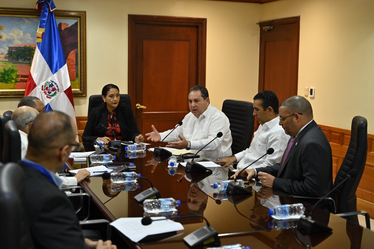 💊La Comisión de Salud Pública presidida por <a href="/liadediazd/">liadediaz</a>, se reunió con el director del Servicio Nacional de Salud (<a href="/SNSRDO/">Servicio Nacional de Salud</a>), <a href="/drmariolama/">Dr. Mario Lama</a>, para escuchar sus observaciones y sugerencias en torno al Proyecto de Ley que crea la Dirección General de la Salud Bucal (DIGESABUC).