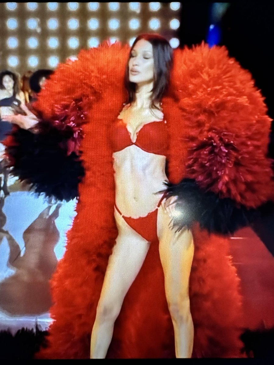 Jeanette19's tweet photo. If I had that coat I would feel like that Bitch too!  #VSFashionShow2024 https://t.co/TEajAKNHng