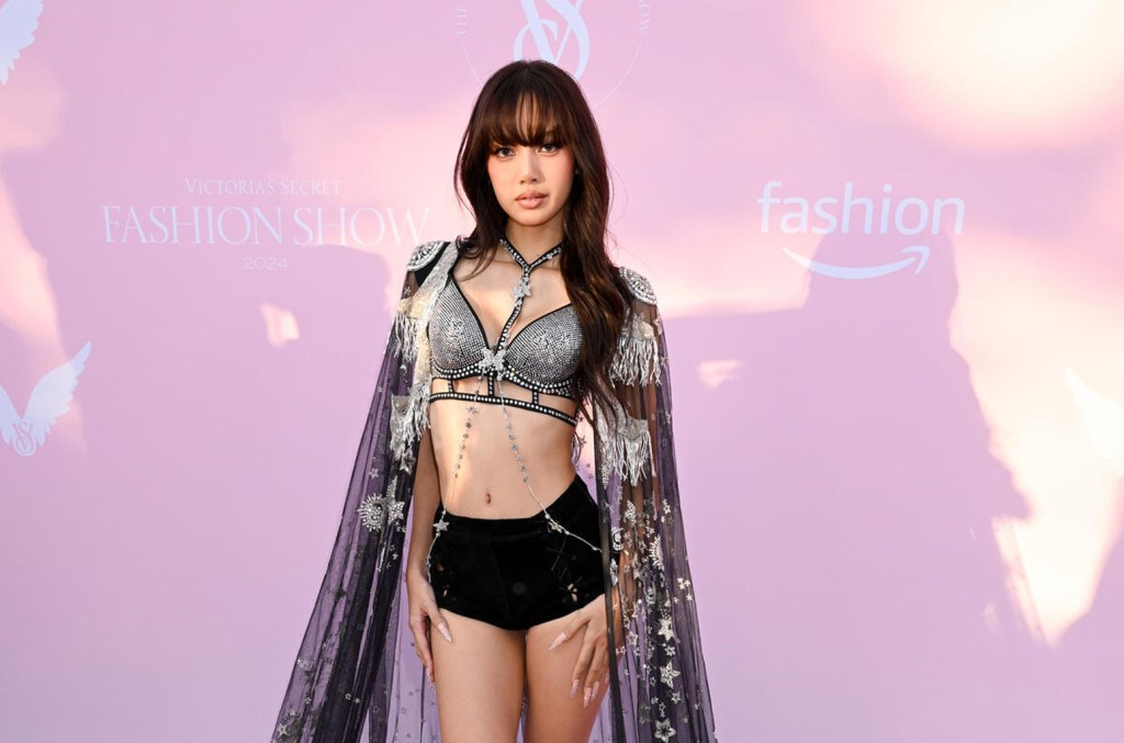 americanewsbase's tweet photo. LISA Performs 'Rockstar' at 2024 Victoria's Secret Fashion Show -  https://t.co/JoddqT0AYh https://t.co/FswPkbIi0m