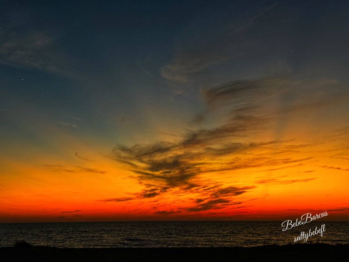 What a beautiful sunset tonight in Venice Beach.  There’s so much damage in this area.  It’s nice to be able to enjoy some normalcy.  🥹🖤🙏🏻🤩
 #welivehere  #FLwx #twitternaturecommunity #StormHour #thephotohour #accuweather #weathernation #foxweatherdesk #sunset