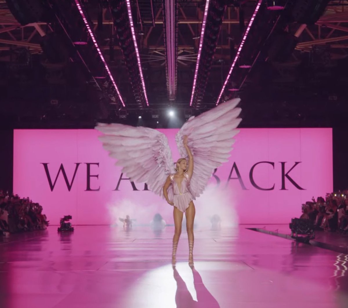 🩷!! #VictoriasSecretFashionShow
