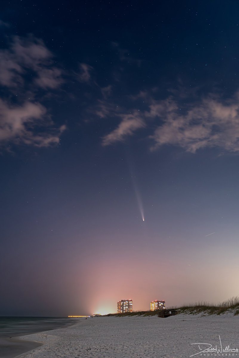DWPhotographed's tweet image. The once in a lifetime C/2023 A3 (Tsuchinshan-ATLAS) comet shining bright above Pensacola Beach, FL!
(Taken 10/14 at 7:22pm)