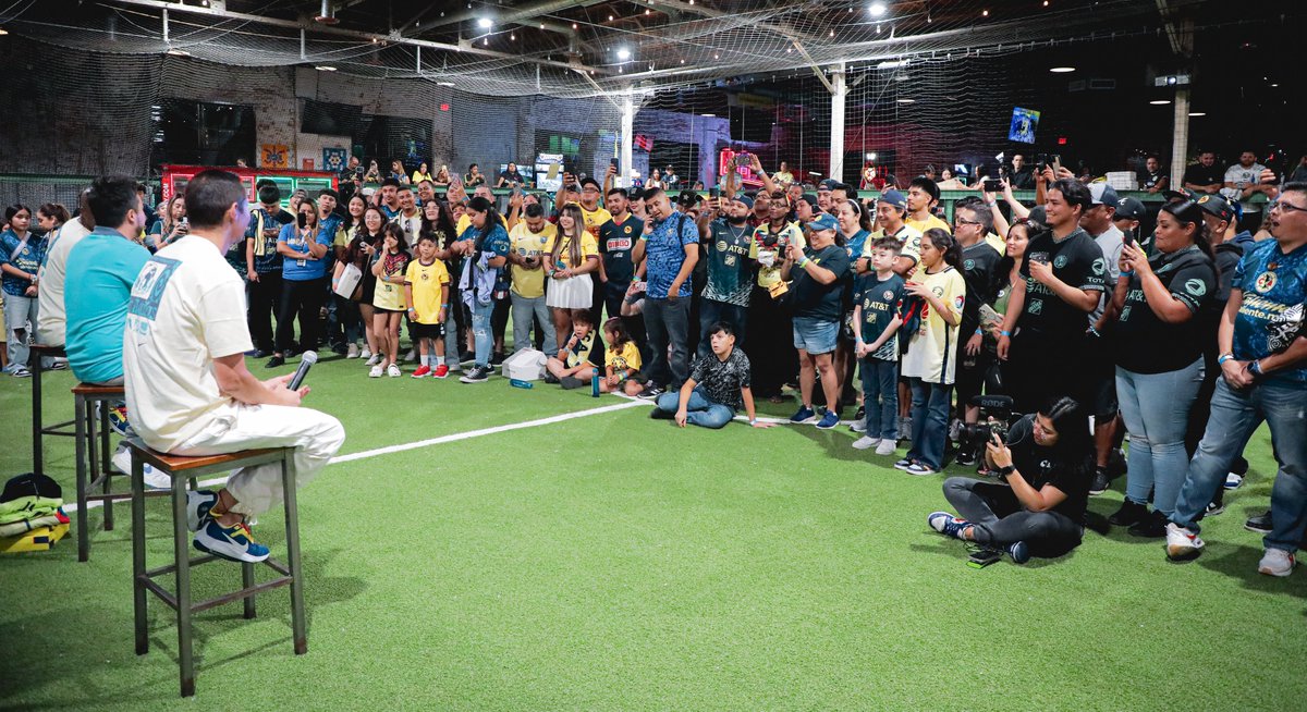 ClubAmerica's tweet photo. Gracias a todas las Águilas en Houston que fueron parte de nuestra fiesta de aniversario, ¡el ambiente estuvo increíble! 💙💛

Esperamos verlos pronto de nuevo. 🦅🫶 https://t.co/PKSXCsOObZ