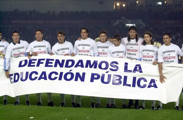 futboltrotters's tweet photo. Septiembre de 2001. La selección nacional salió a la cancha con este mensaje. Fue durante el breve interregno de López Murphy como ministro de economía. https://t.co/u5ncn9qqYE