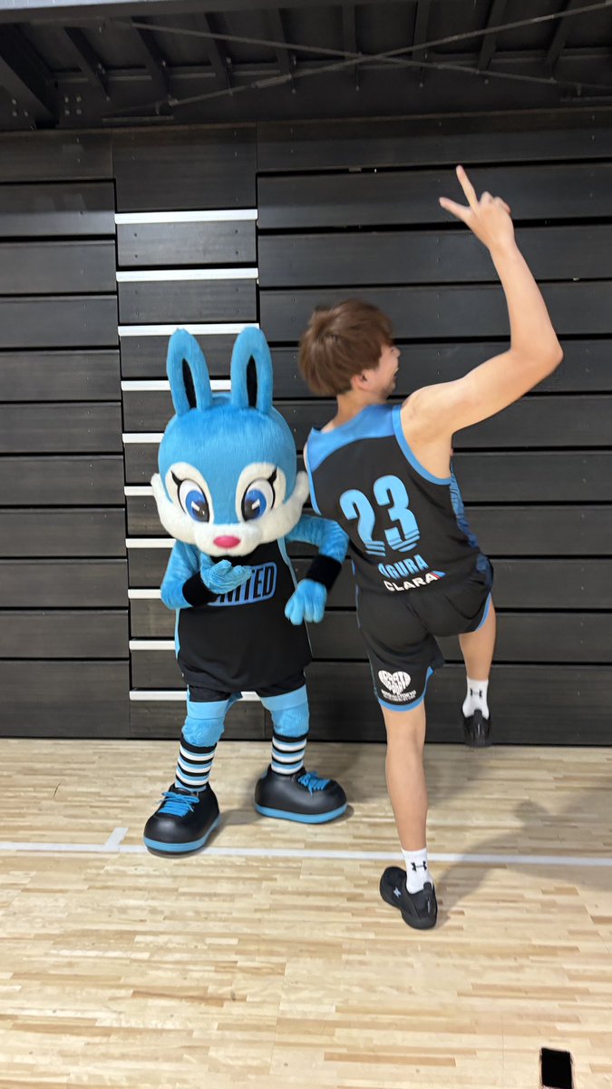 ㊗️フォロワー1000人達成㊗️
フォロワーのみなさんありがとうございます🐰🩵正直こんなに早く達成できるとは思っておらず、、(慌ててポップコーンの調達に💨🍿😂) ピッタリな写真を添えて😆✌️ #ユナイト #東京ユナイテッドBC #TUBC #Bリーグマスコット #ユナイトかわいい