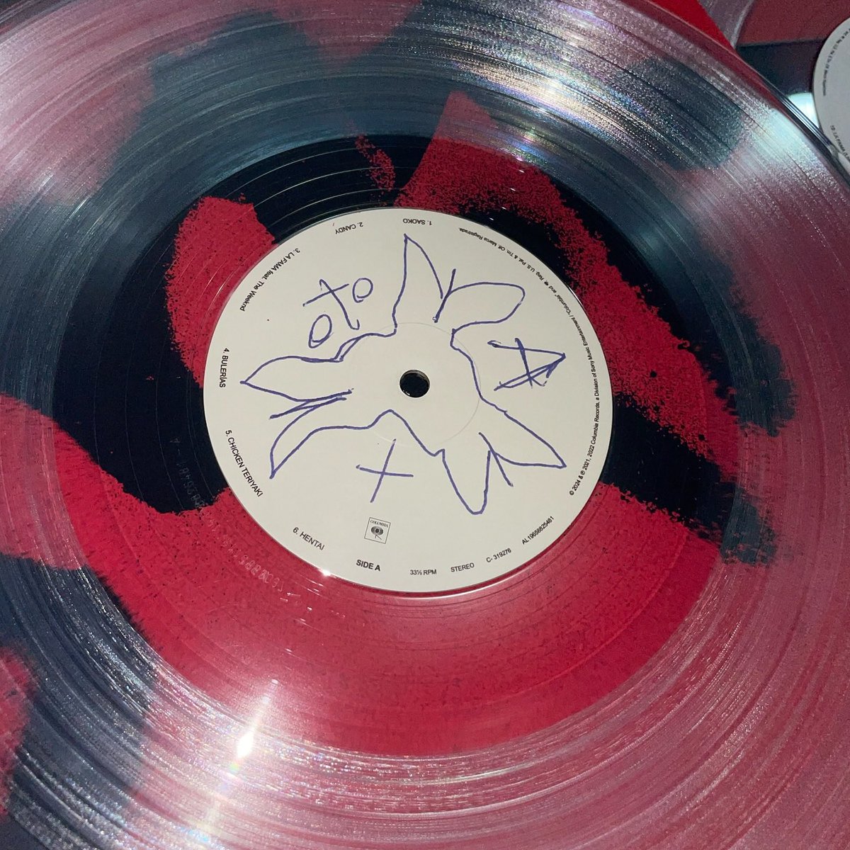 rosaliarepa's tweet photo. EL VINILO DE MOTOMAMI + ES TRANSPARENTEEEE ES PRECIOSO https://t.co/z0XZaXORwN