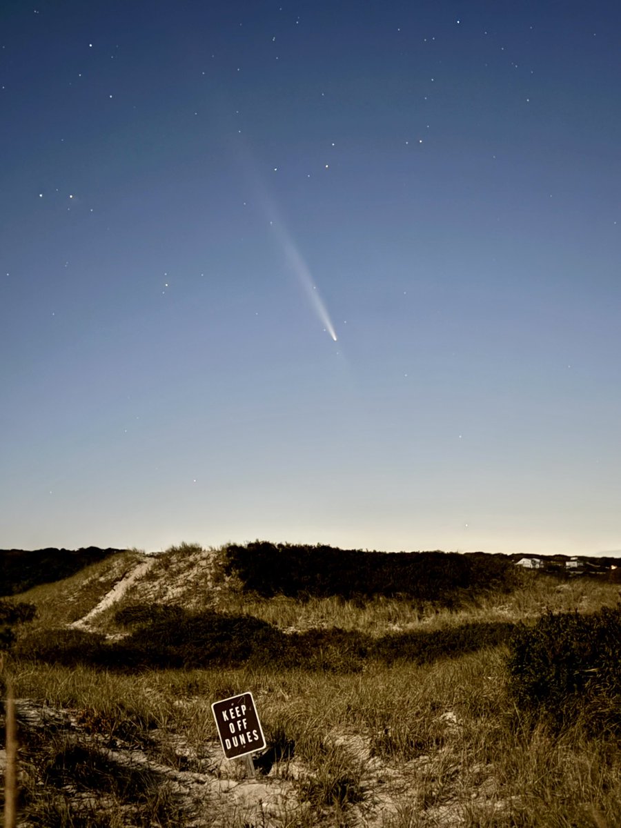 MegOLeary's tweet photo. What a beautiful night to view the comet! @TerryWBZ @ericfisher https://t.co/zg4UOiXuAO