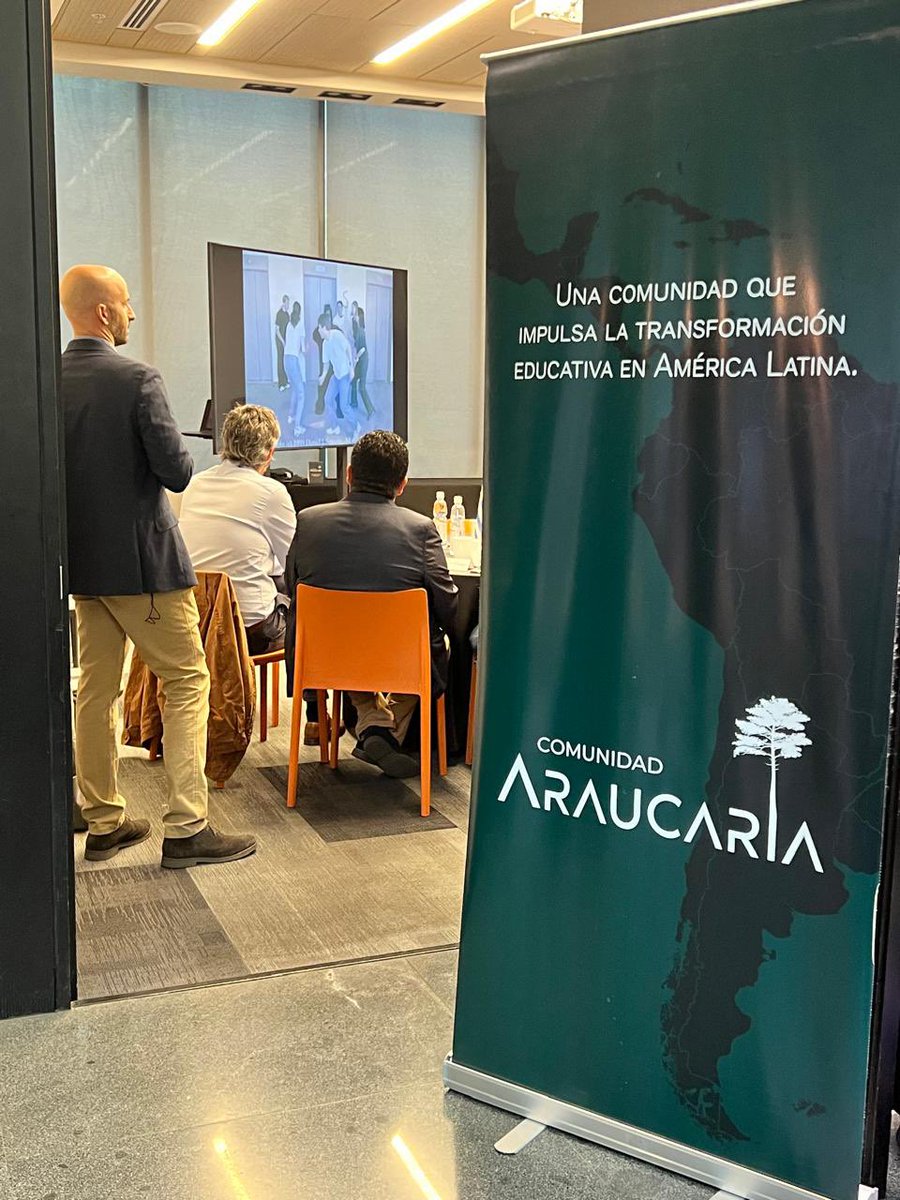 Como fortalecemos las colaboraciones entre sociedad civil y gobiernos de la región 🌎 para transformar la educación?
Bajo esta pregunta, fui invitada a participar, junto a la comunidad de ministros de educación 
#Araucaria impulsada por @fundacionvarkey y <a href="/eligeeducar/">Elige Educar</a>