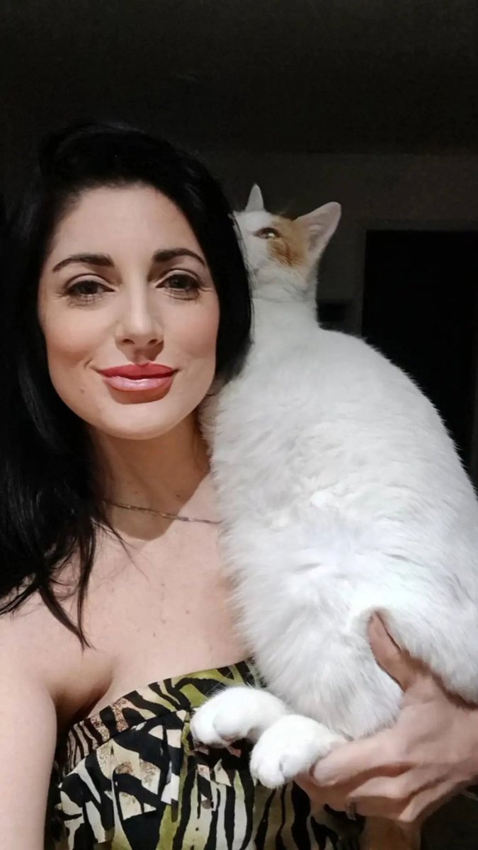[AHORA] La diputada libertaria Juliana Santillán, junto a su gato. 🐈
