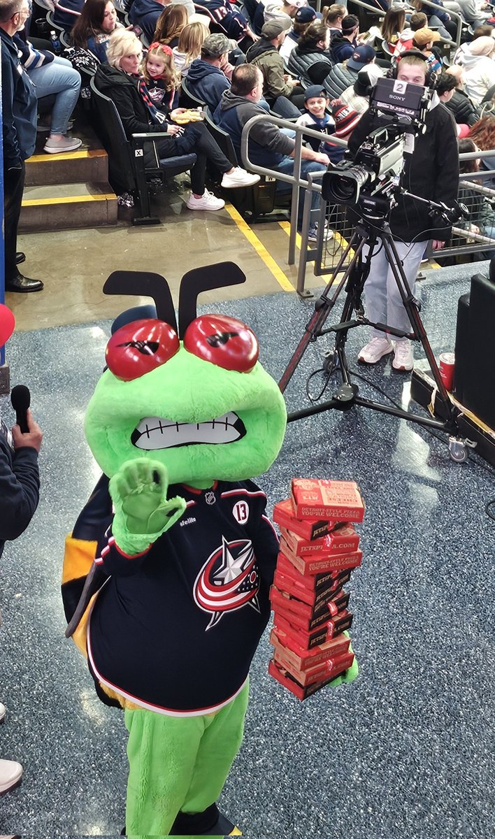 9ahC's tweet image. Look @StingerCBJ showing off his "boxing" skills for @JetsPizza @BlueJacketsNHL