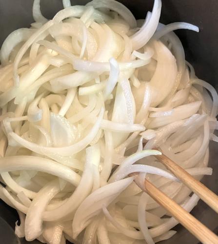 タマネギをオリーブ油で炒めます
炒めたら水を入れてアクをとりつつ煮ます
(おわり) 