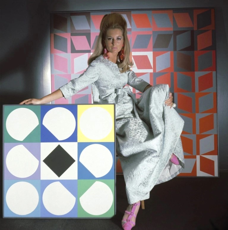 ADASpota's tweet image. German-American fashion photographer Horst P. Horst

Model surrounded by artworks by Viktor Vasarely
(Vogue Nov 15, 1966)

#Photography    #OpArt      #60sFashion