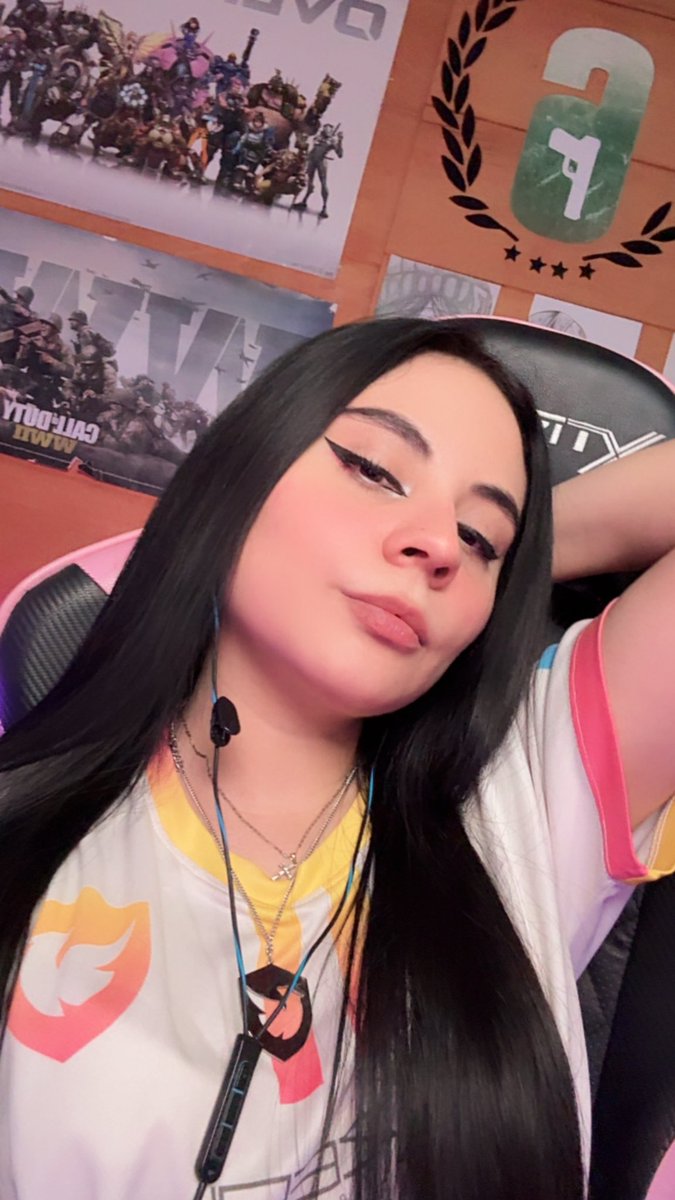 🔴 Ya en directooo! I hope to arrive champ 🤞🏼 ven con tu pelinegra fav 🖤

Twitch: chrispesquera1 
Twitch: chrispesquera1