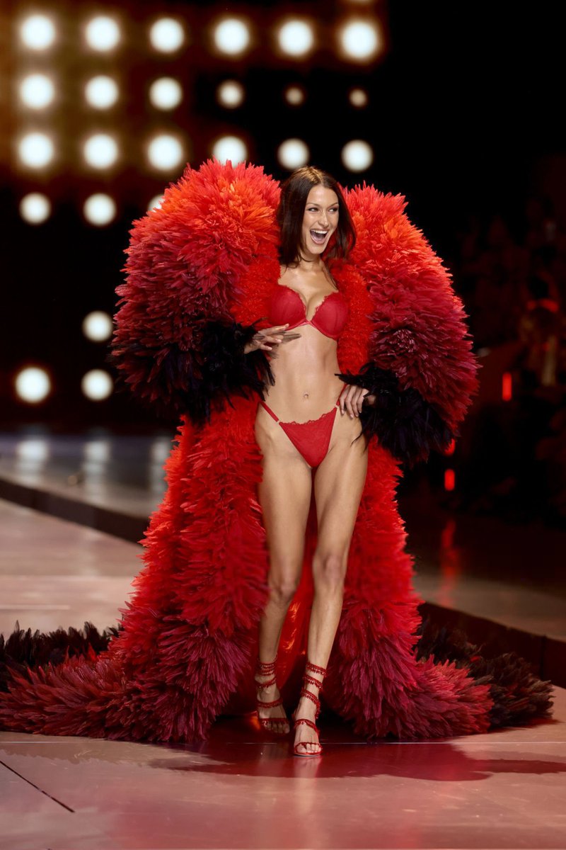 saylorsdfndr's tweet photo. opening x closing
 #VSFashionShow https://t.co/j41vFp0pwG